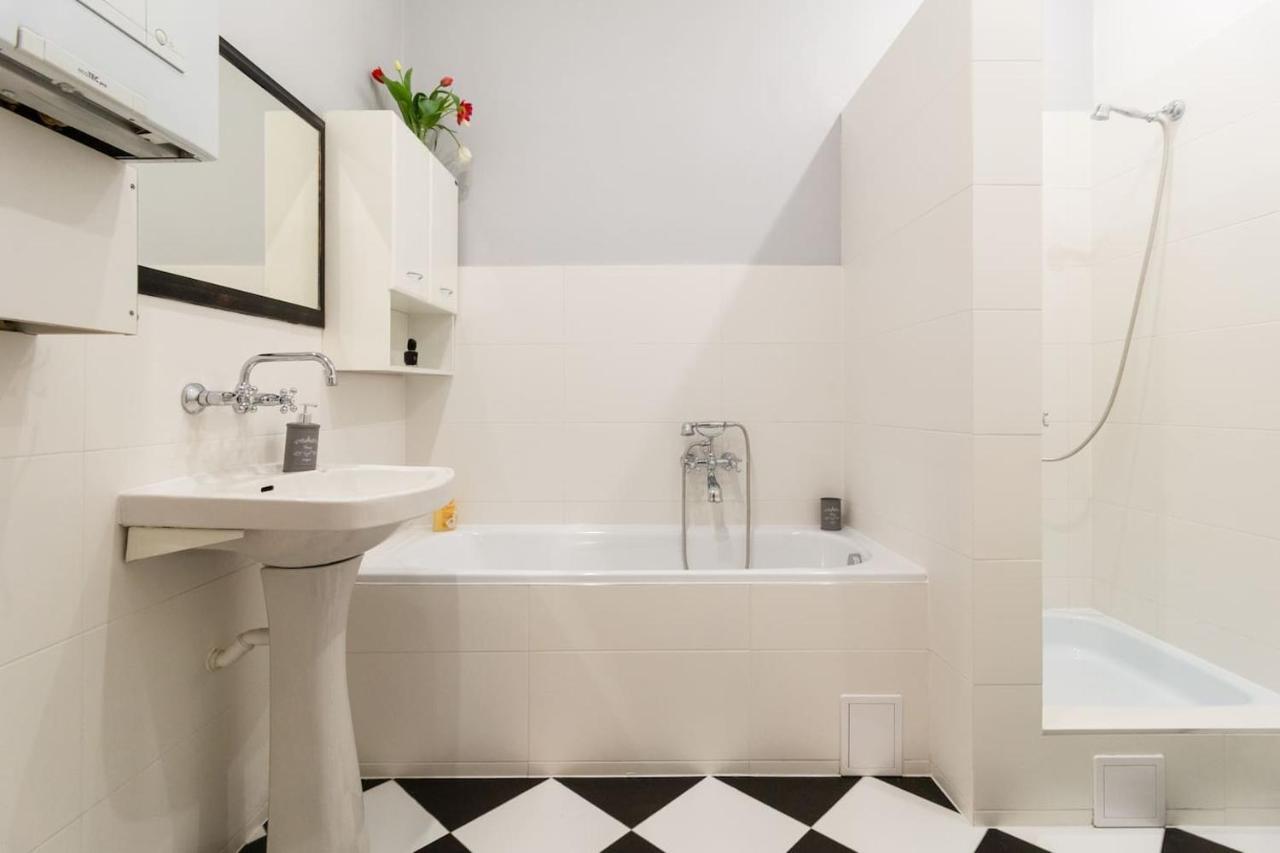 Spacious, & Artistic W/brand New Bathroom! Krakau