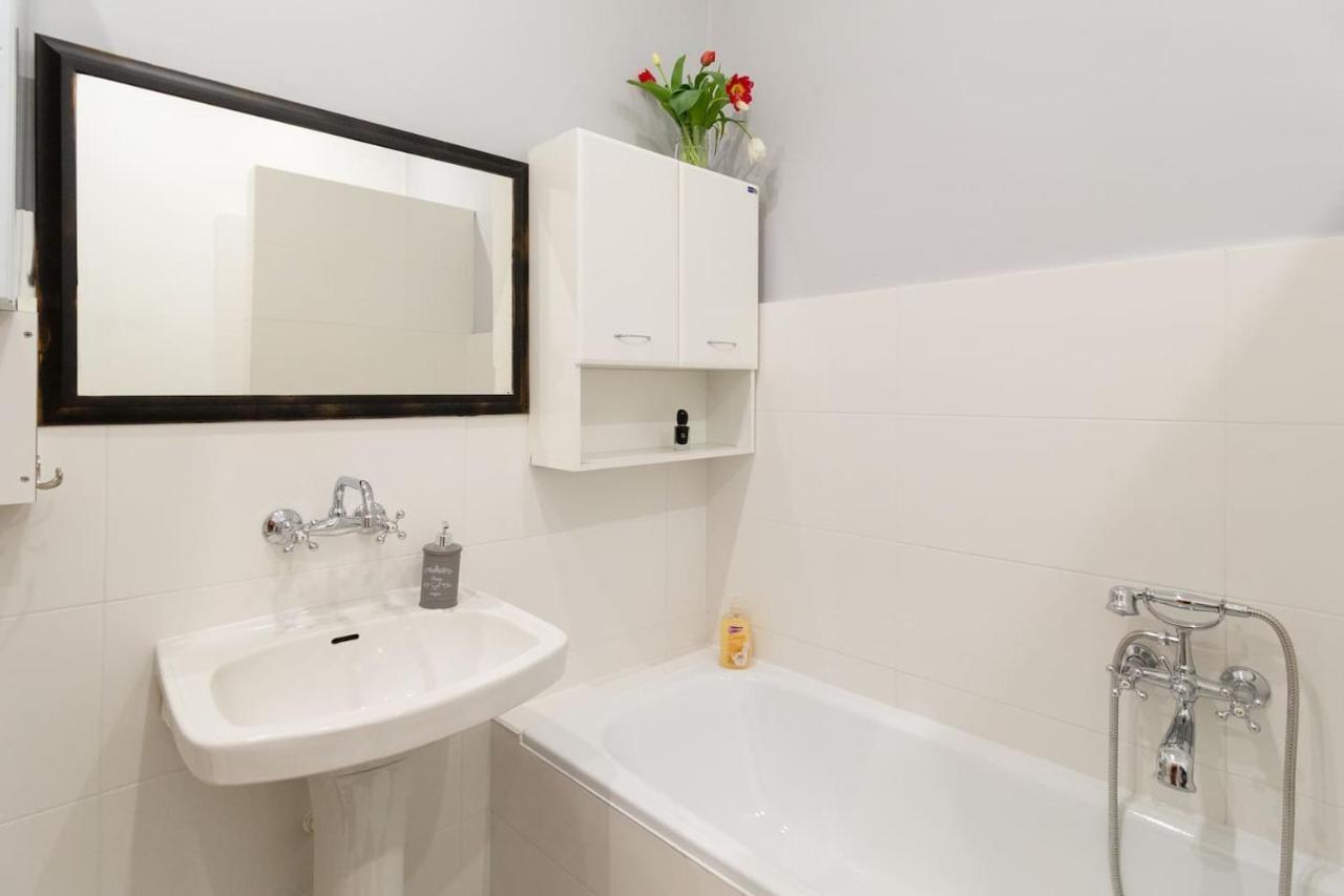Spacious, & Artistic W/brand New Bathroom! Appartement Krakau