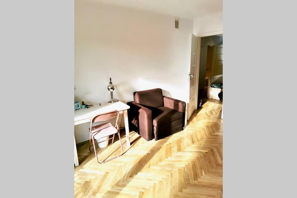 Sunshine Parkside Hideaway - 3 Bedroom - By Upstairs Apartment