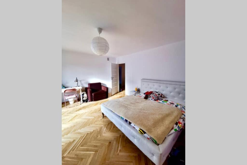Sunshine Parkside Hideaway - 3 Bedroom - By Upstairs Apartment