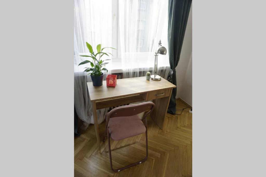Sunshine Parkside Hideaway - 3 Bedroom - By Upstairs * Krakow
