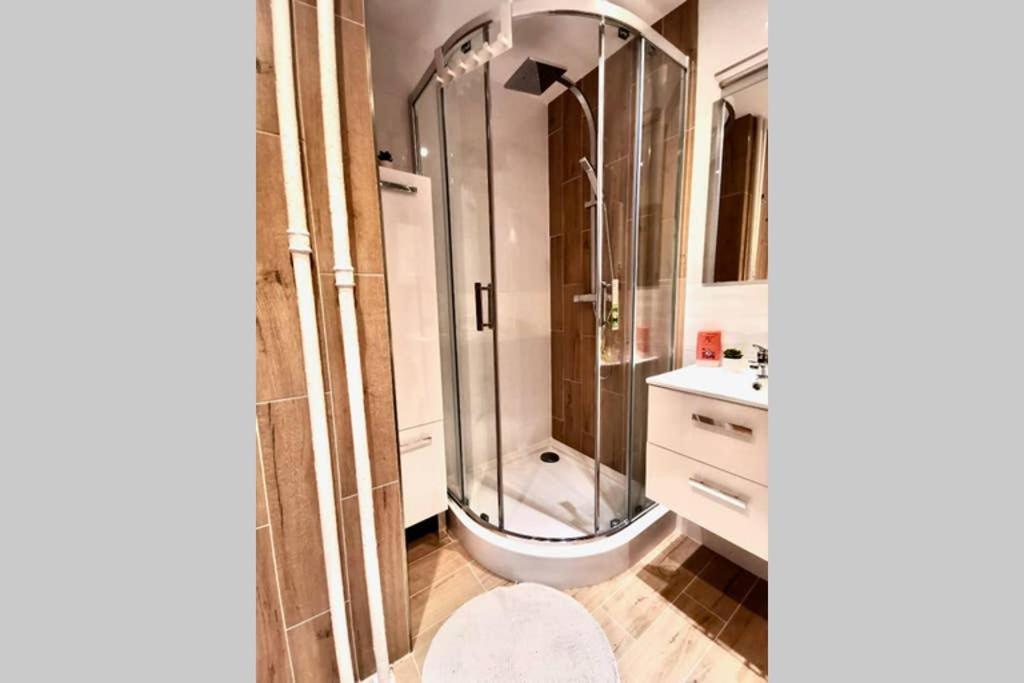 Sunshine Parkside Hideaway - 3 Bedroom - By Upstairs Apartment Krakow