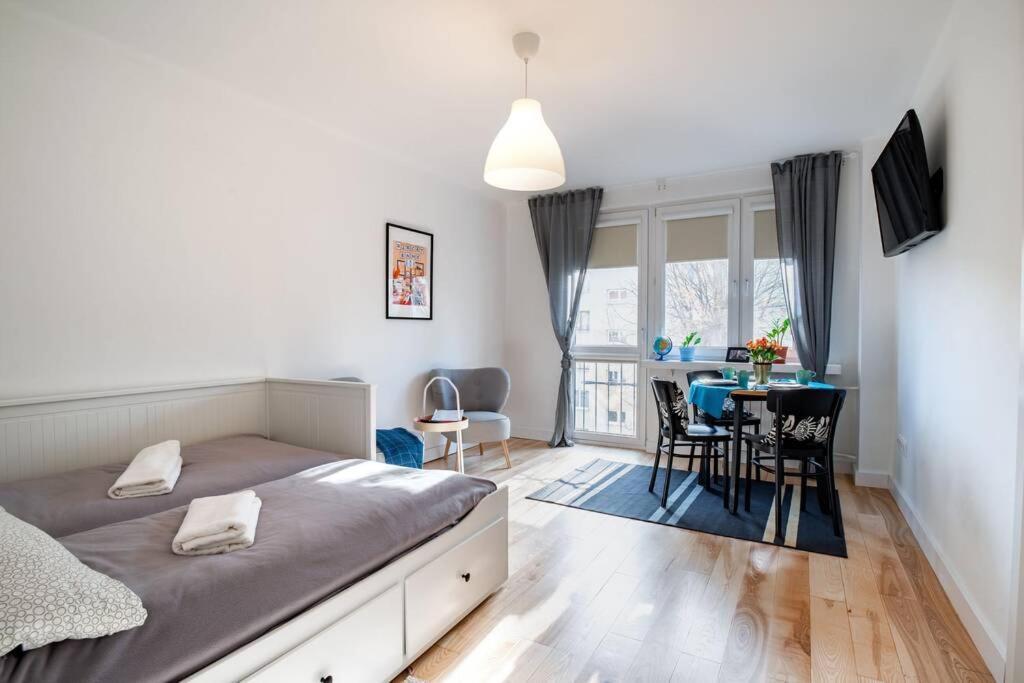 White Beds - For 6 People In The Center
