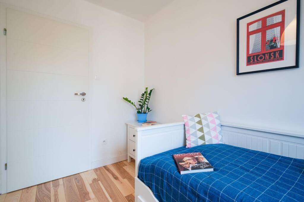 White Beds - For 6 People In The Center *