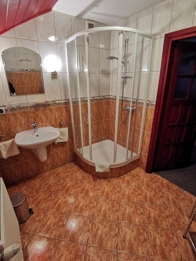 Dom Pod Tujami Bed & Breakfast *