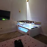 Glamour Jacuzzi Apartment