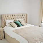 Elegant City Center Apartment 7A