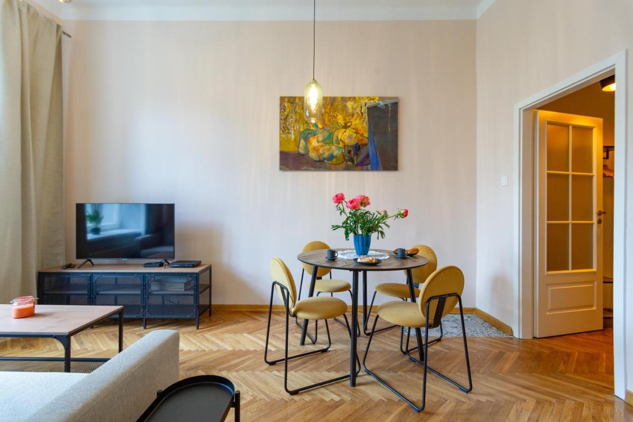 Beautiful Fully Equipped By The Main Square Apartament *