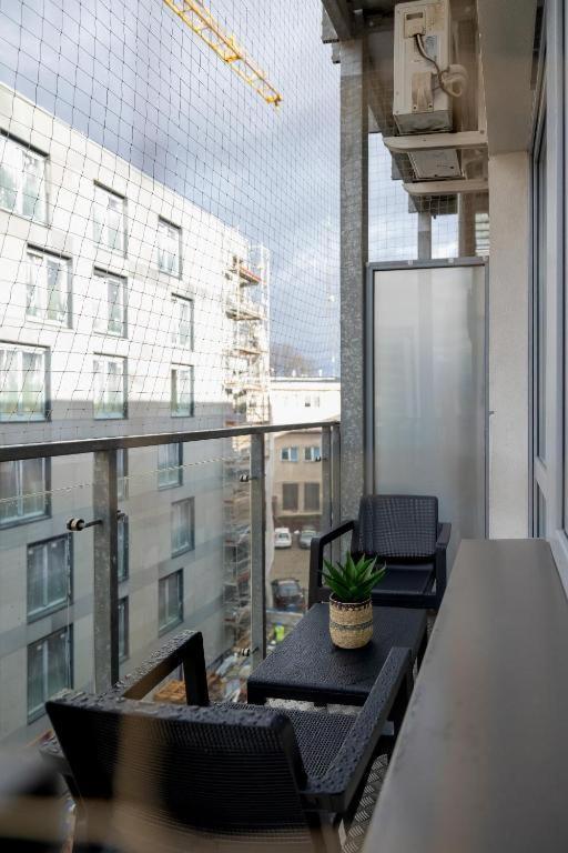 Turquoise Studio With Balcony & Air Conditioning By Renters *