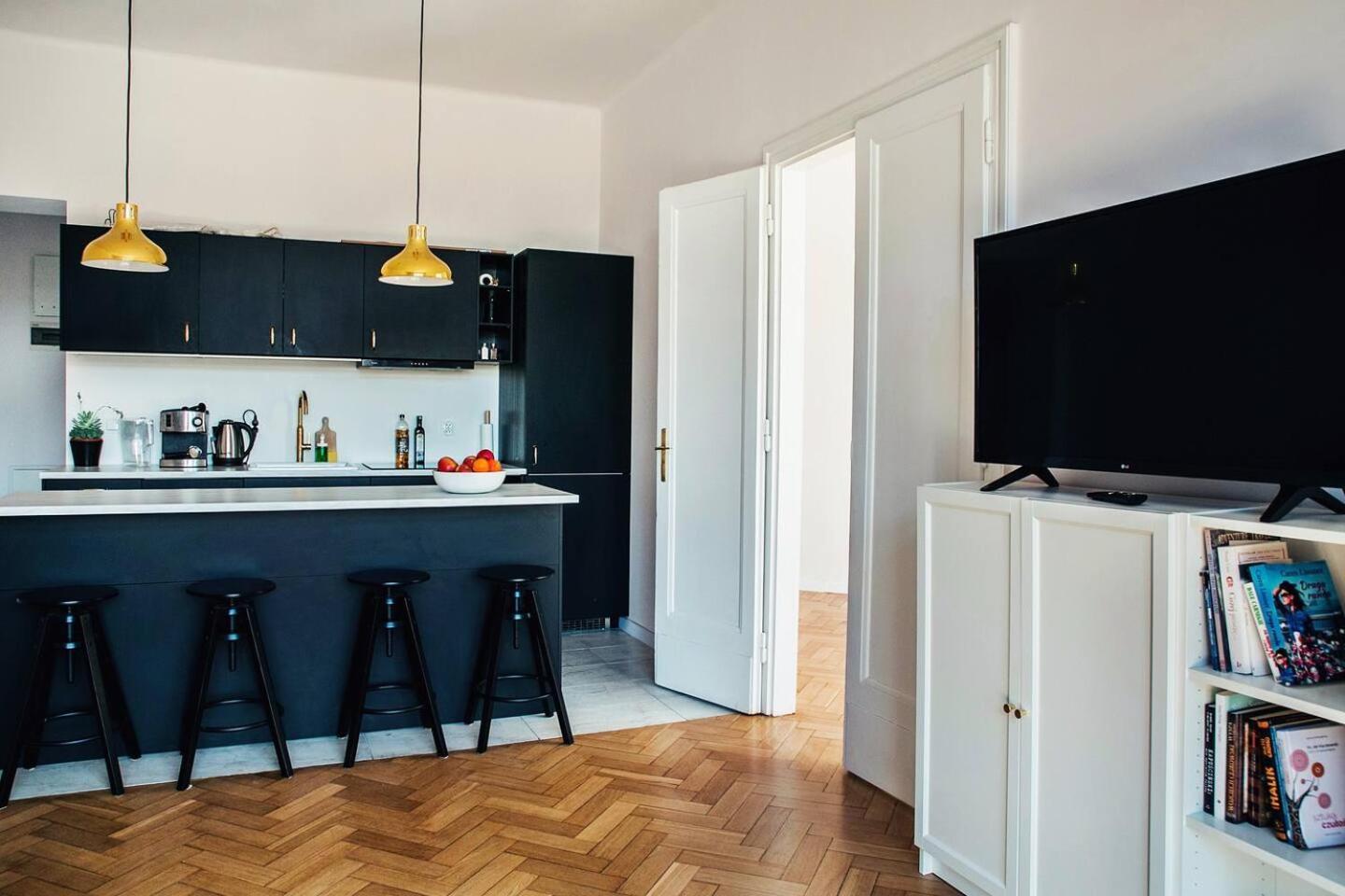 - Balcony, Workspace, Tram Stop - By Rentujemy