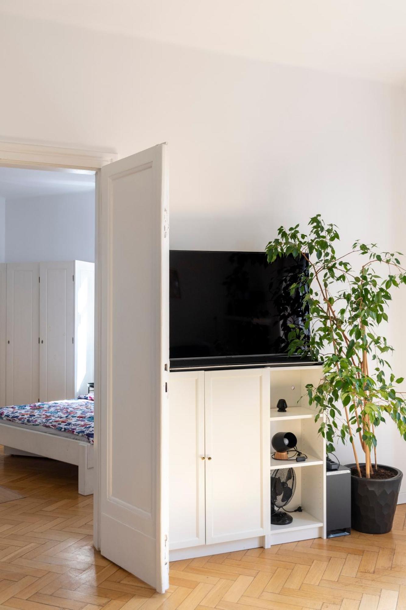 Apartment - Balcony, Workspace, Tram Stop - By Rentujemy Krakow