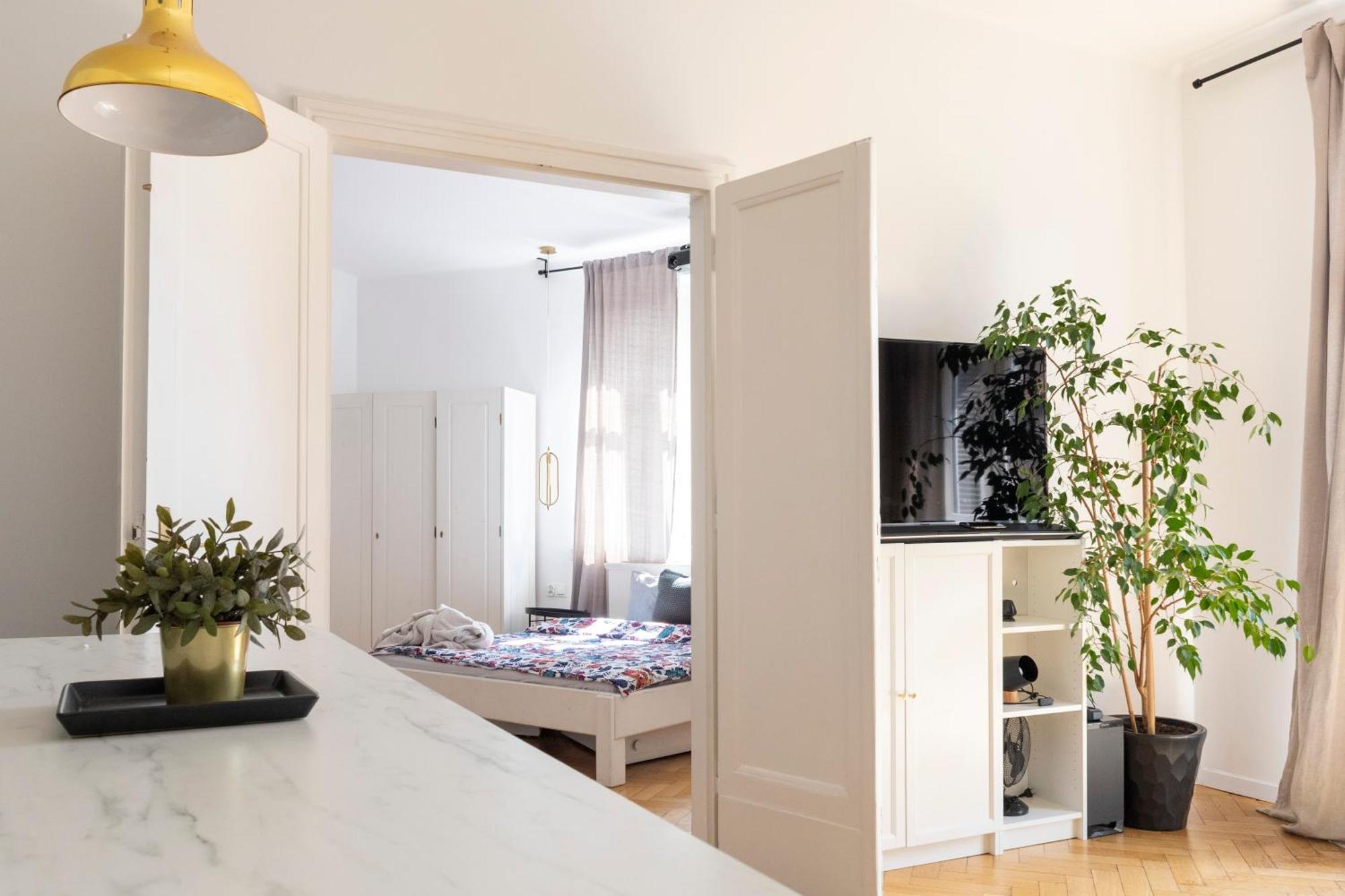- Balcony, Workspace, Tram Stop - By Rentujemy Apartment