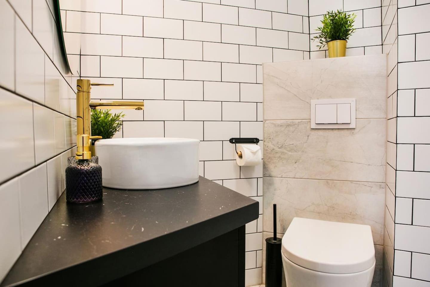 Apartment - Balcony, Workspace, Tram Stop - By Rentujemy Krakow