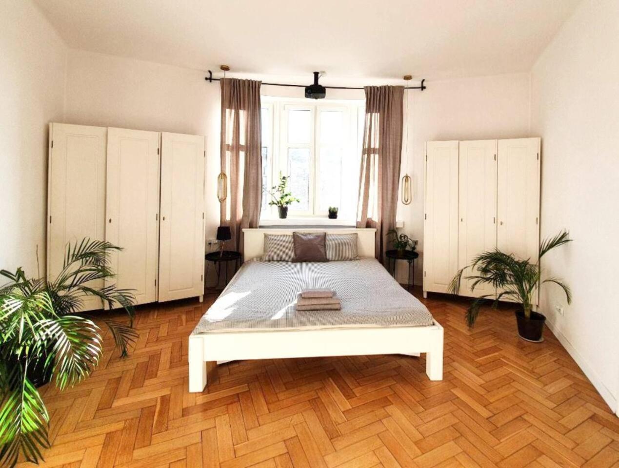 Apartment - Balcony, Workspace, Tram Stop - By Rentujemy *