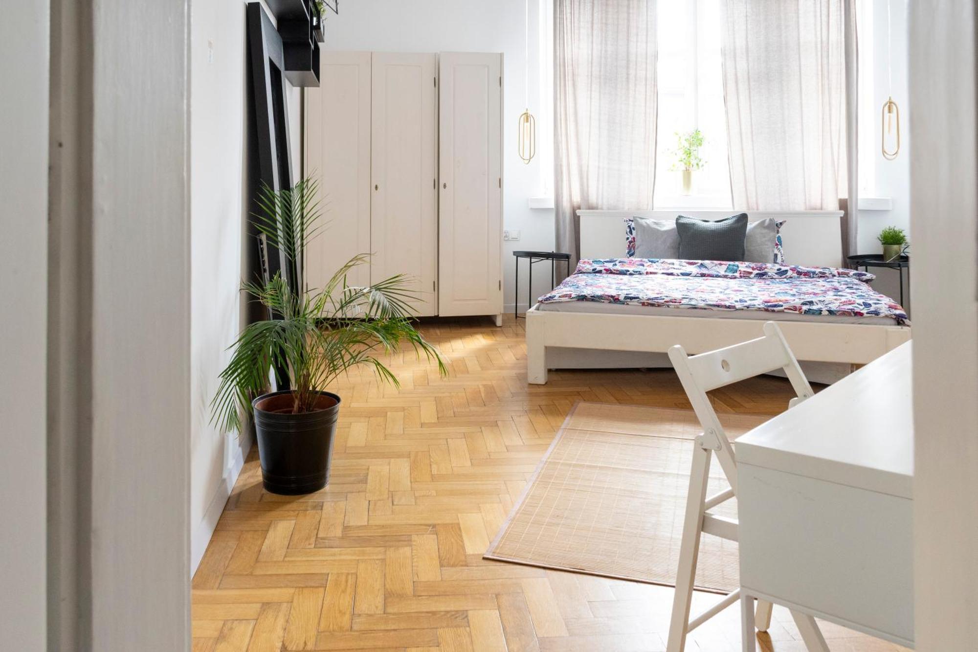 - Balcony, Workspace, Tram Stop - By Rentujemy