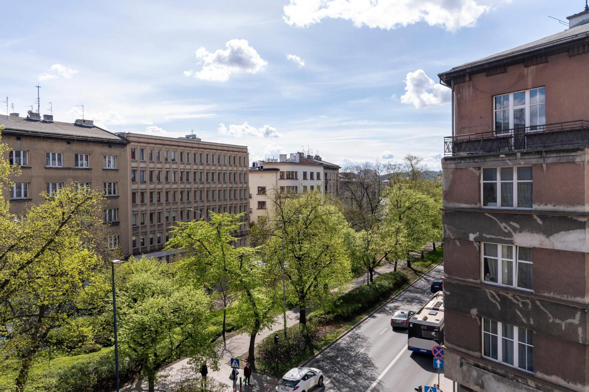 Apartment - Balcony, Workspace, Tram Stop - By Rentujemy *