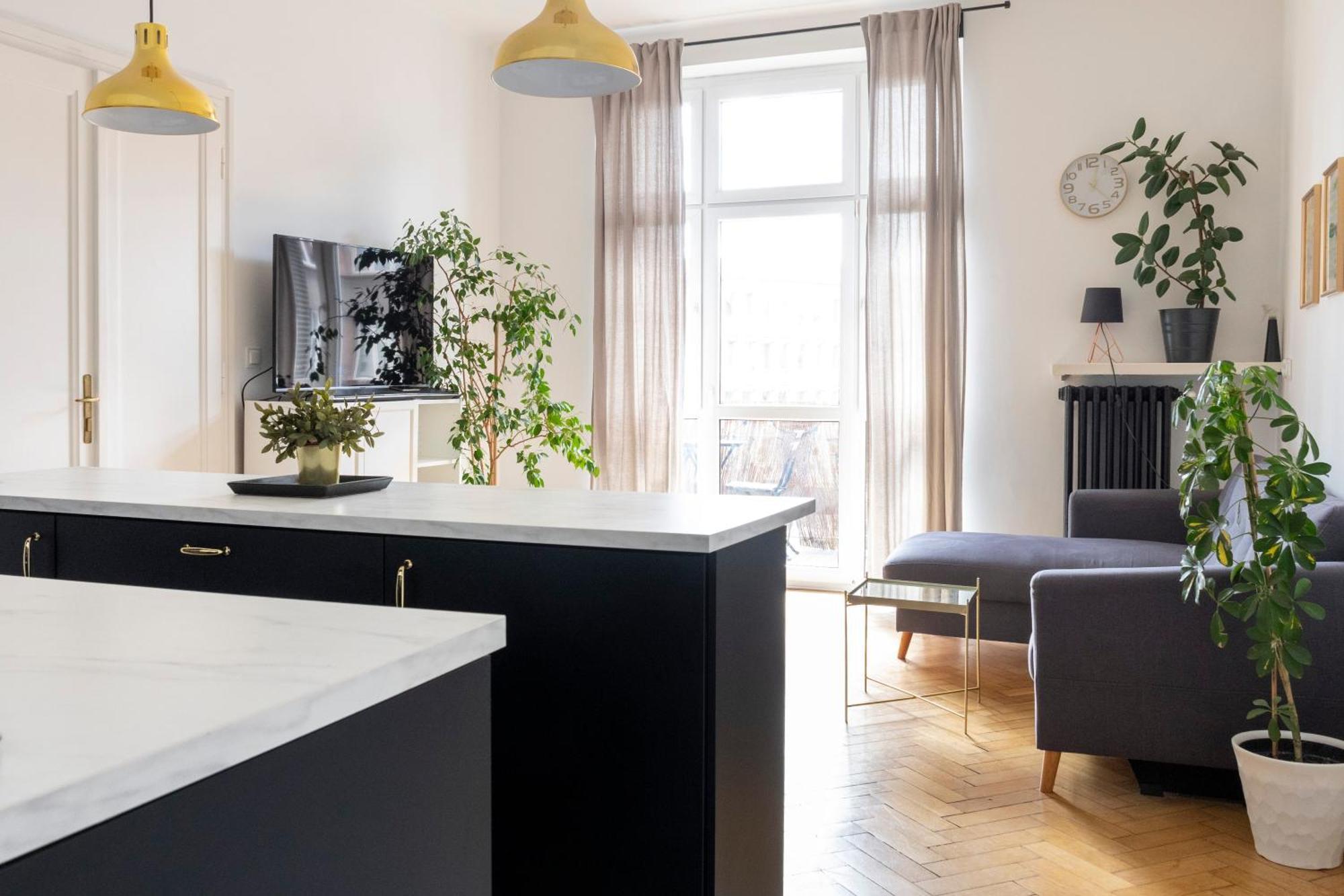 - Balcony, Workspace, Tram Stop - By Rentujemy Apartment *
