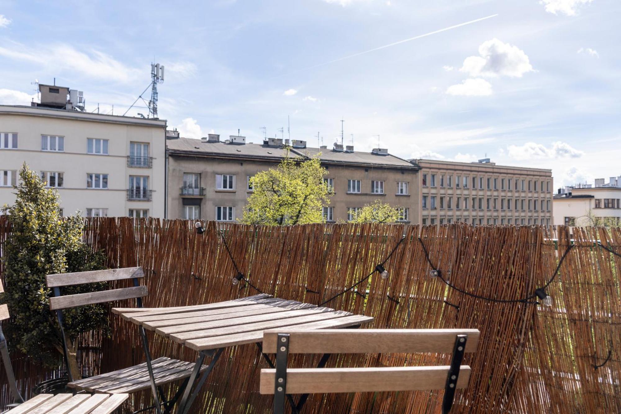 Apartment - Balcony, Workspace, Tram Stop - By Rentujemy Krakow