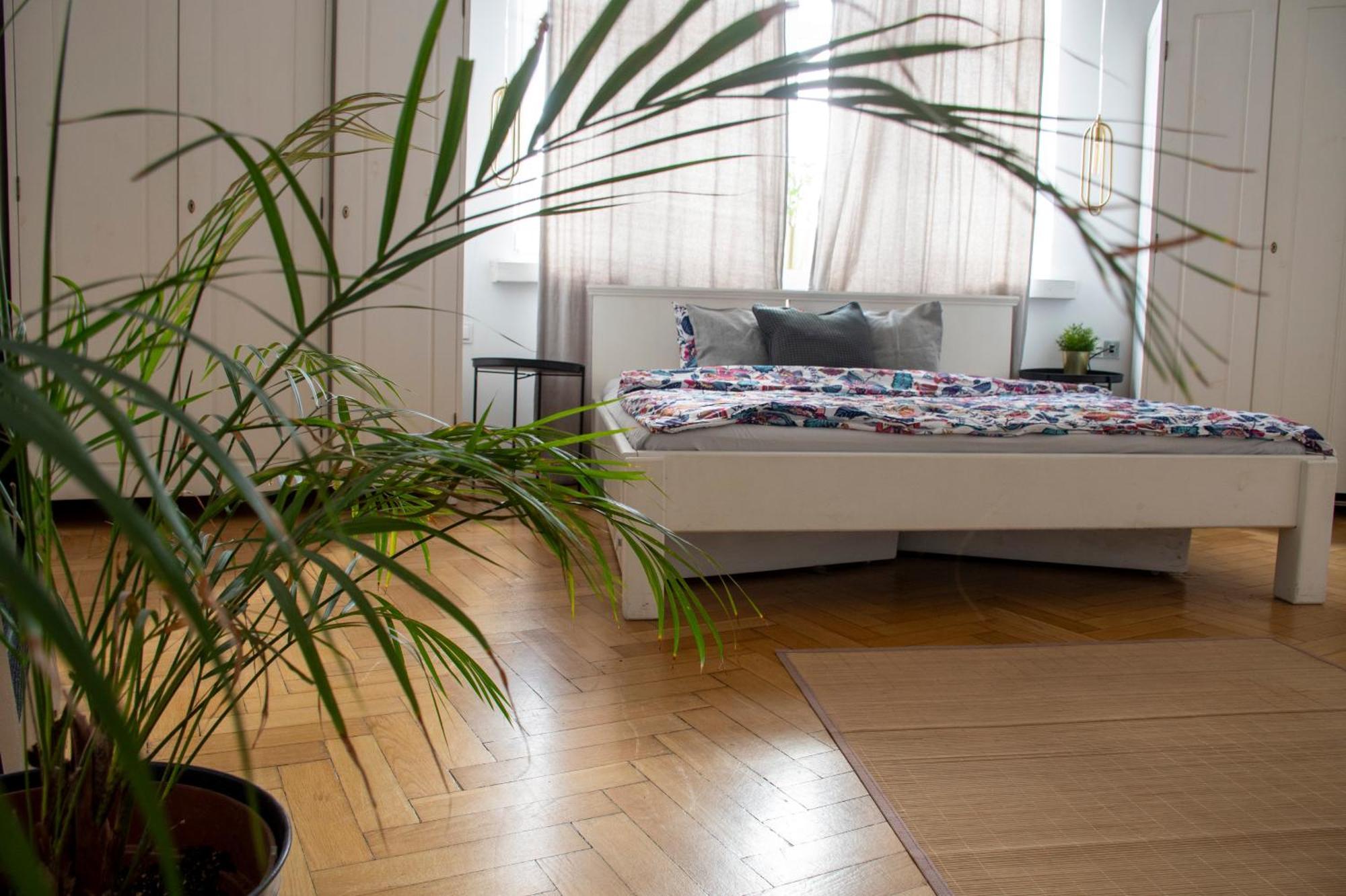 - Balcony, Workspace, Tram Stop - By Rentujemy
