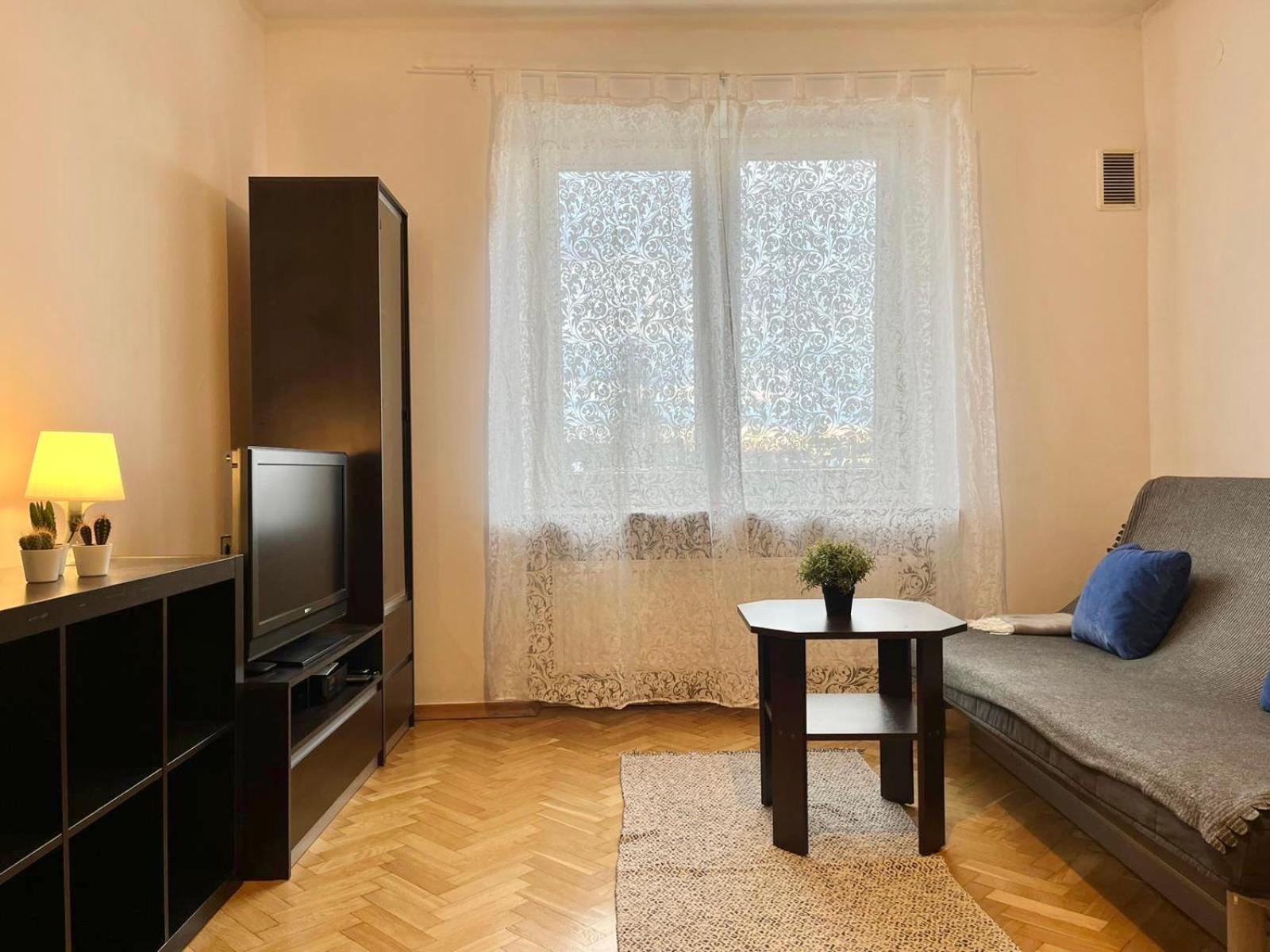 Old Town Apartment *