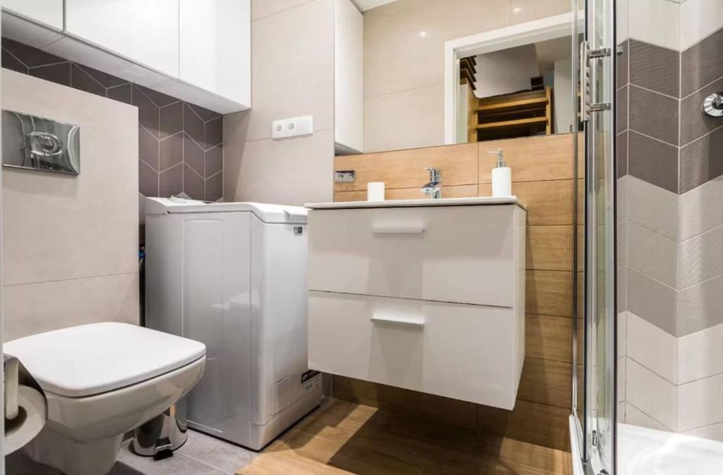 Topolowa Apartment, Next To Main Station *