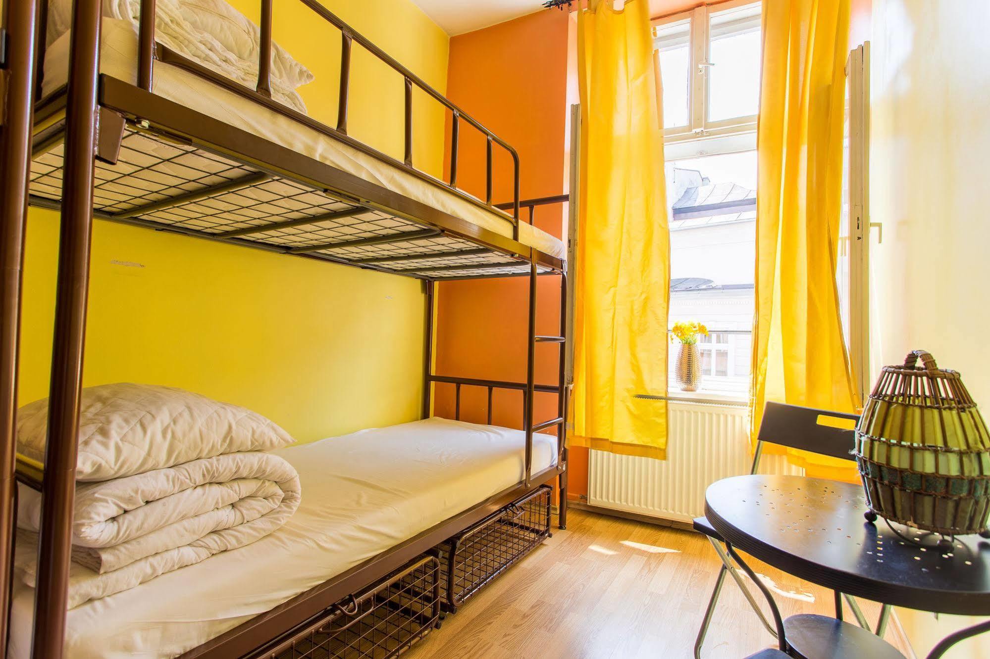 Albergue Let's Rock Party Hostel! Age Limit From 18 Until 40!