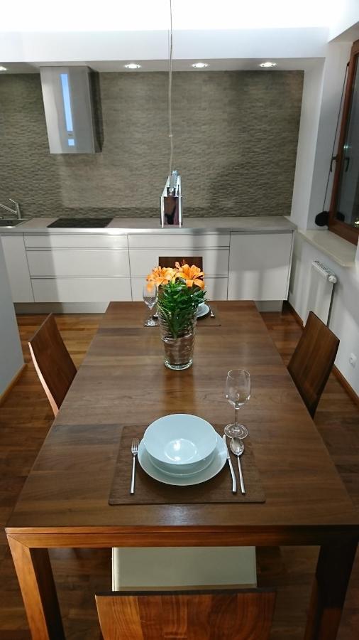 Quiet And Spacious With Garage Option Apartment *