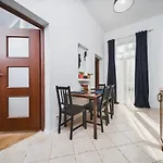 2 Bedroom Apartment Next To The Main Railway Station - By Upstairs