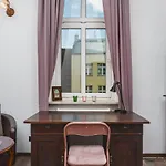 Riverside City Center Apartment With Classic Vibes - By Upstairs