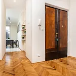 Spacious Apartment Around The Food Market - 5\' To The Market Square - By Upstairs