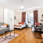 Spacious Apartment Around The Food Market - 5\' To The Market Square - By Upstairs
