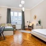 Spacious Apartment Around The Food Market - 5\' To The Market Square - By Upstairs