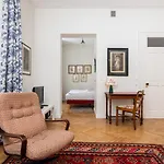 Classy Old Town Suites - By Upstairs