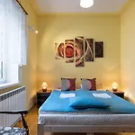 Big Cosy Retro Apt, Free Parking, 15Min Oldtown & Kazimierz - By Homelike Krakow