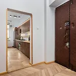 Classy Old Town Apartment - By Upstairs