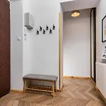 Classy Old Town Apartment - By Upstairs