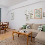 Spacious Retro Apartment In The Center Of Cracow By Noclegi Renters