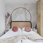 Deluxe Apartment Podskale 18 With Parking & Balcony In Krakow By Renters Prestige