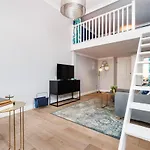 Wawel Castle View - City Center Suite - By Upstairs