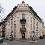 Classy Old Town Suites - By Upstairs
