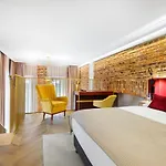 Golden Queen Deluxe Jacuzzi Apartments - Old Town