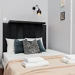 Spacious & Modern 6 Bedroom Apartment - Around The Main Market Square - By Upstairs