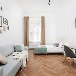 Spacious & Modern 6 Bedroom Apartment - Around The Main Market Square - By Upstairs