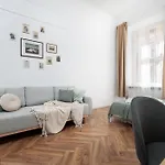 Spacious & Modern 6 Bedroom Apartment - Around The Main Market Square - By Upstairs