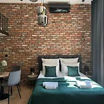 Old Town Charm & Chic By Downtown Apartments
