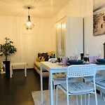 Bird House Apartment In The City Center