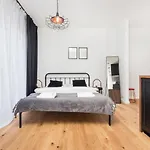 City Of The Kings - Botany Bay Apartment