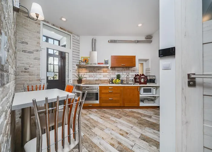 Riverside City Center Apartment With Classic Vibes - By Upstairs