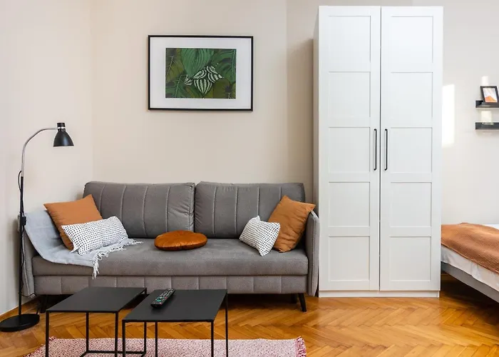 Spacious Apartment Around The Food Market - 5\' To The Market Square - By Upstairs