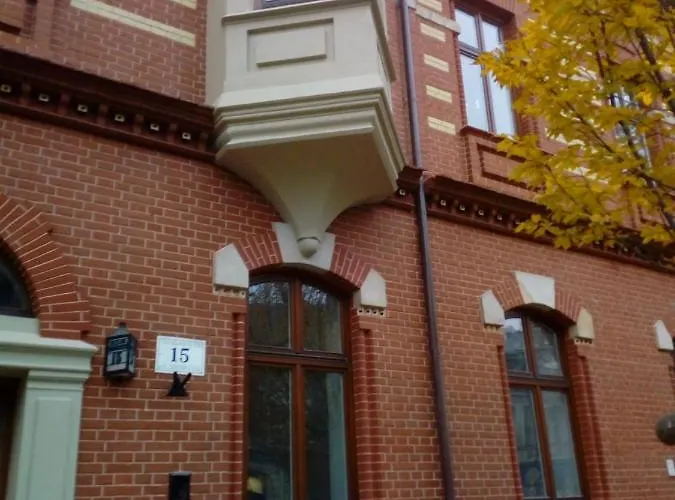 Ceglana kamienica nad Wisłą